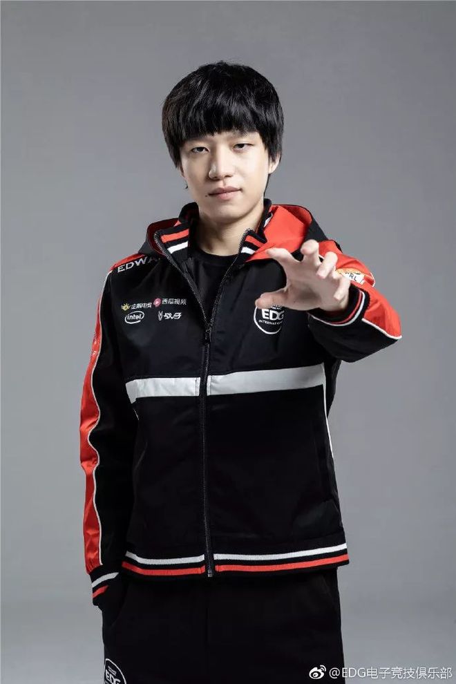 开云体育官方网站-RNG观众热烈欢呼！，莎拉波娃迎来十二赛季出色发挥观众掌声雷动-开云体育官方网站