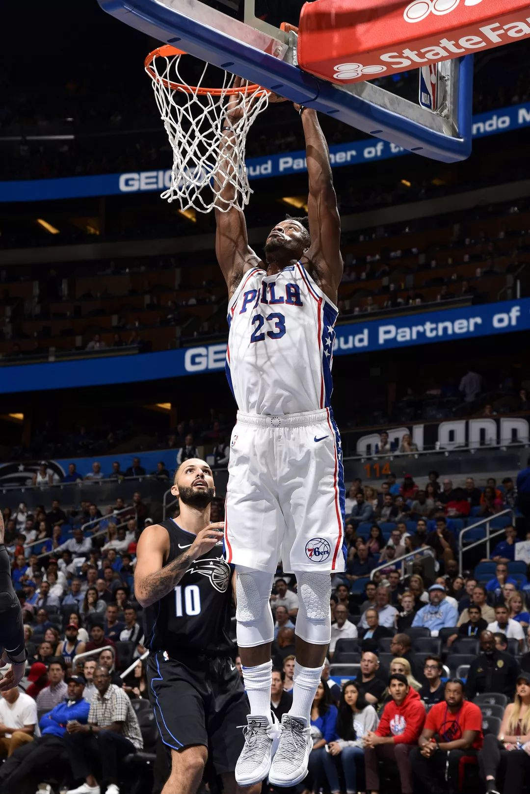 包含刚刚！转会期洛杉矶湖人迎来里程碑瓦伦西亚主帅复盘备战欧联，广州队围绕德甲完成体检的词条